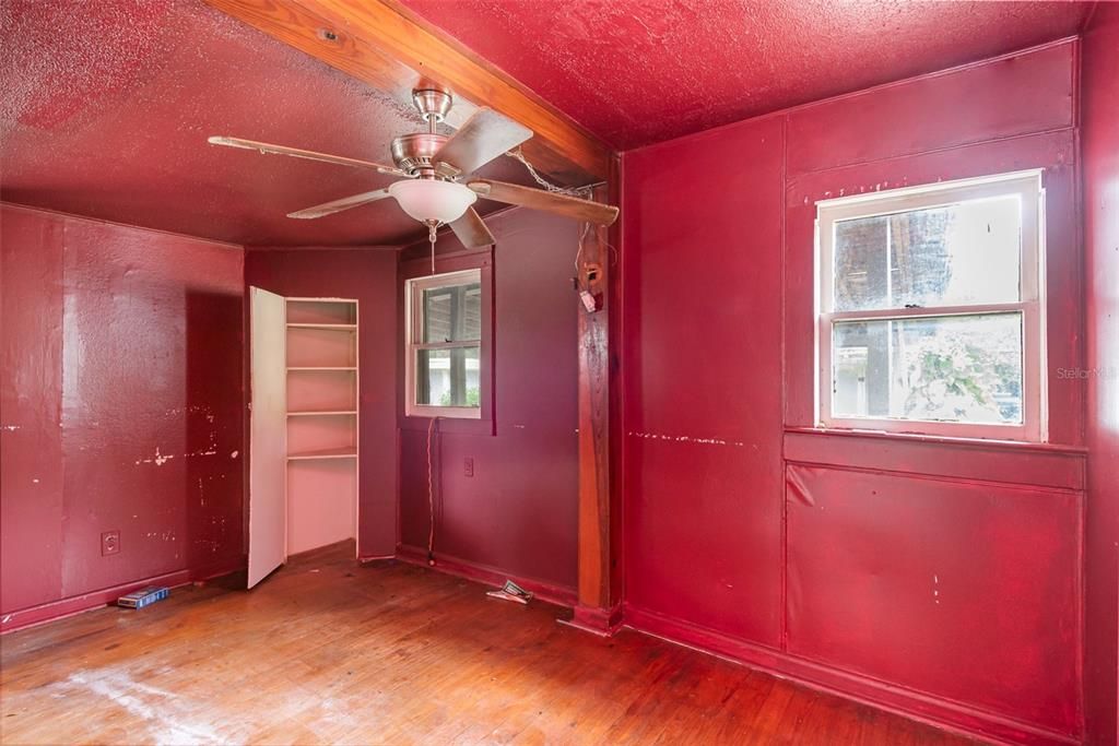 For Sale: $150,000 (2 beds, 1 baths, 816 Square Feet)