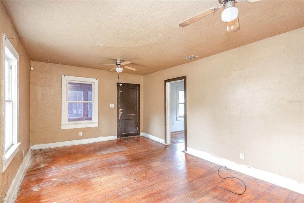 For Sale: $150,000 (2 beds, 1 baths, 816 Square Feet)