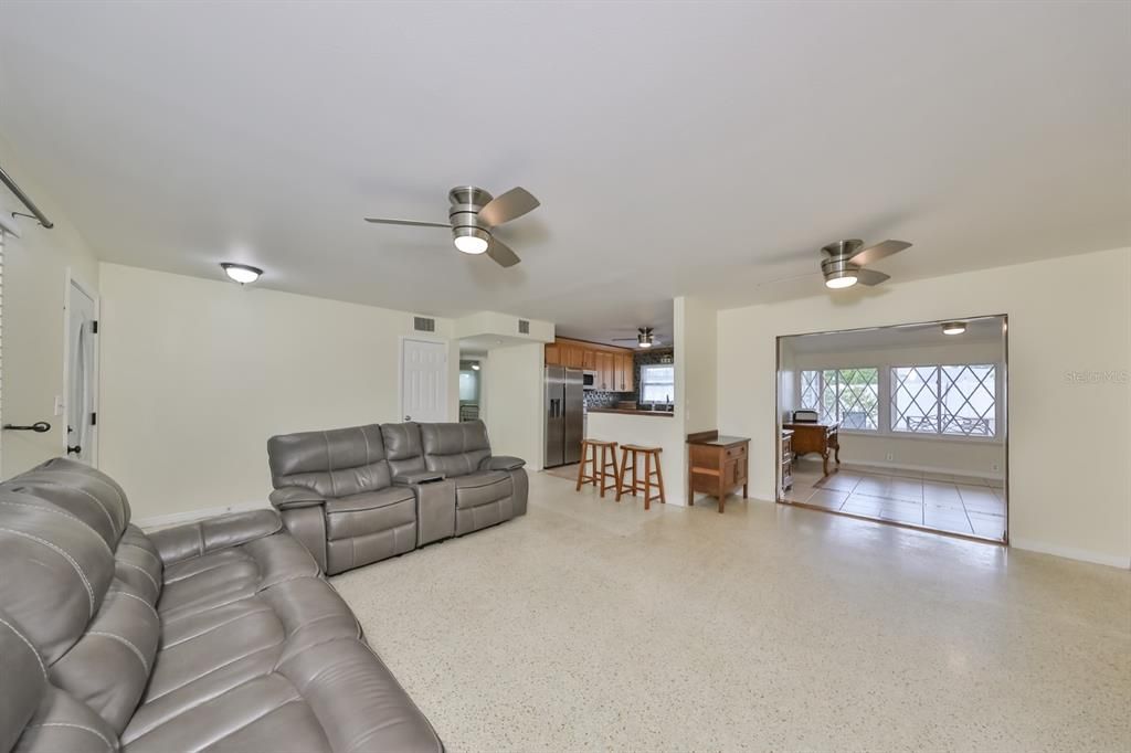 For Sale: $245,000 (2 beds, 1 baths, 1149 Square Feet)