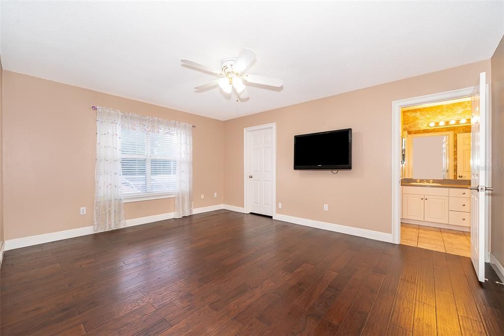 2nd Floor Bedroom w/ Jack and Jill Bathroom