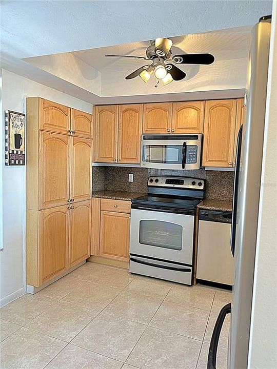 Active With Contract: $1,595 (1 beds, 1 baths, 810 Square Feet)