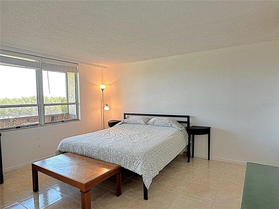 Active With Contract: $1,595 (1 beds, 1 baths, 810 Square Feet)