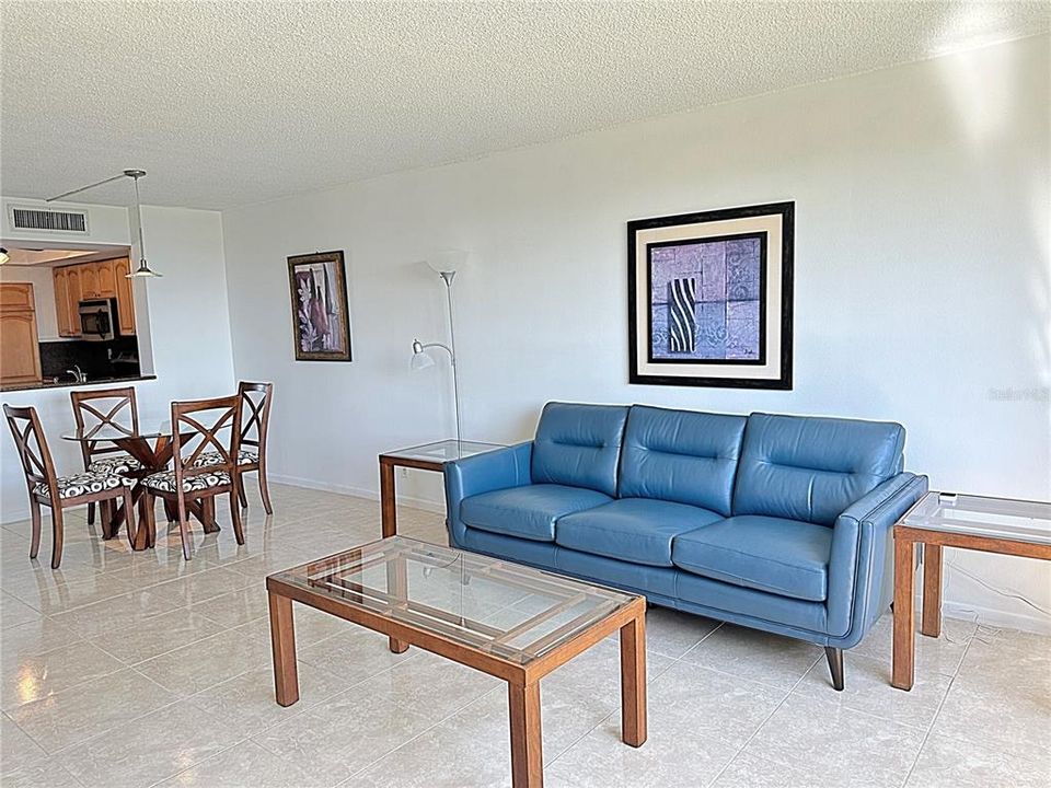 Active With Contract: $1,595 (1 beds, 1 baths, 810 Square Feet)