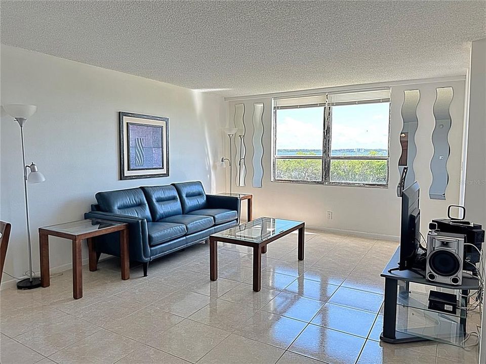 Active With Contract: $1,595 (1 beds, 1 baths, 810 Square Feet)