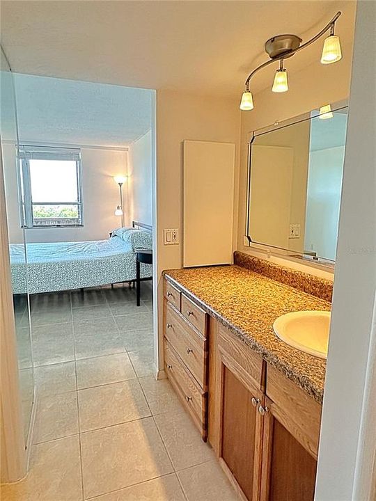 Active With Contract: $1,595 (1 beds, 1 baths, 810 Square Feet)