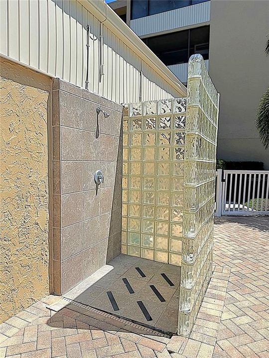 Glass poolside shower