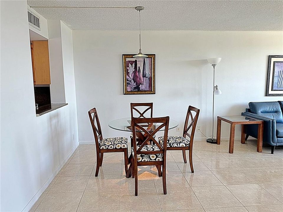 Active With Contract: $1,595 (1 beds, 1 baths, 810 Square Feet)