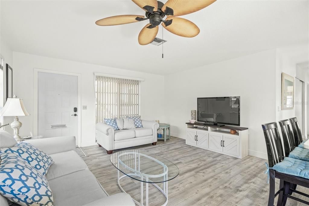 For Sale: $275,000 (2 beds, 2 baths, 1009 Square Feet)