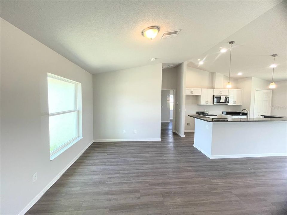 Active With Contract: $239,500 (3 beds, 2 baths, 1276 Square Feet)