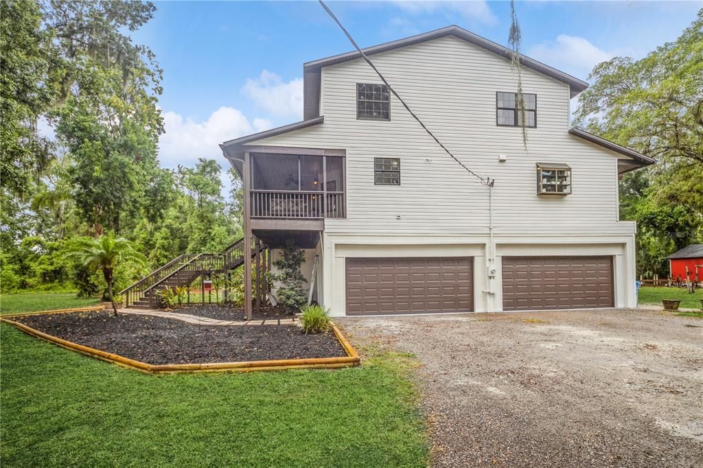 Expansive driveway