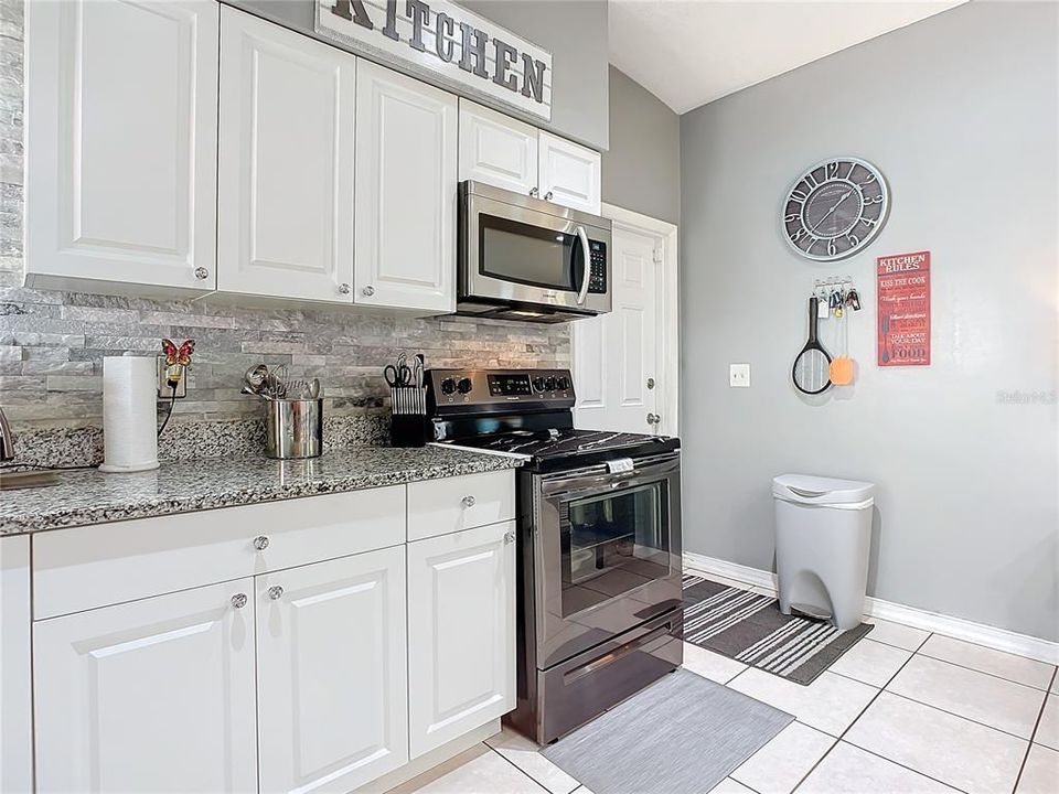 For Sale: $265,000 (3 beds, 2 baths, 918 Square Feet)