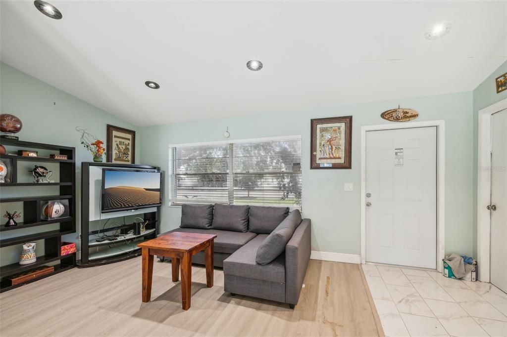 Active With Contract: $359,900 (3 beds, 2 baths, 1191 Square Feet)