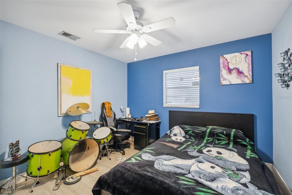 Active With Contract: $359,900 (3 beds, 2 baths, 1191 Square Feet)