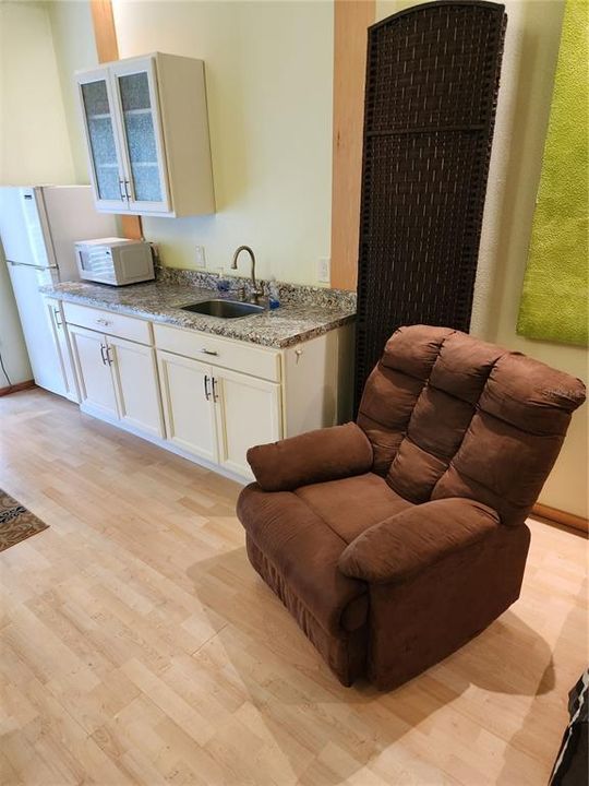 For Rent: $1,350 (1 beds, 1 baths, 463 Square Feet)