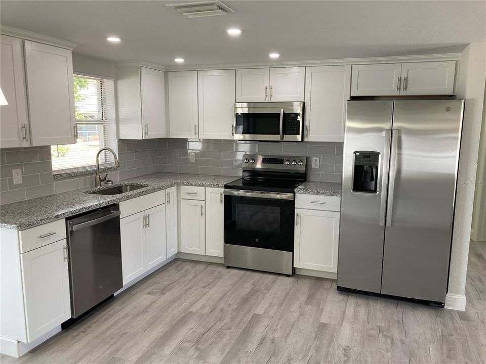 For Sale: $224,999 (2 beds, 1 baths, 744 Square Feet)