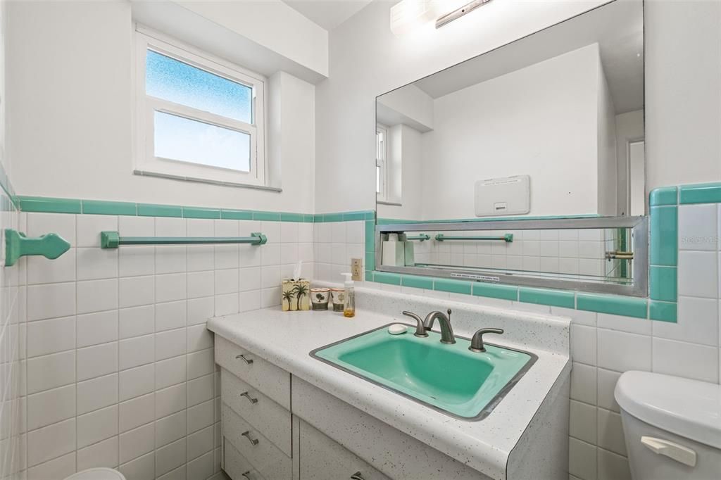 Active With Contract: $399,900 (1 beds, 1 baths, 869 Square Feet)