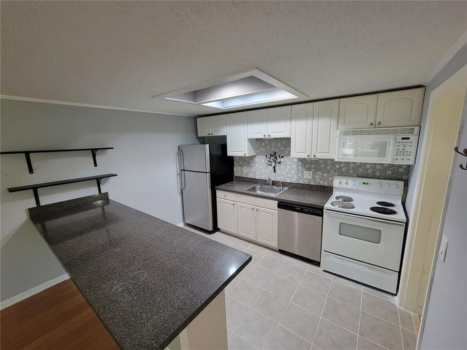 For Sale: $140,000 (1 beds, 1 baths, 548 Square Feet)