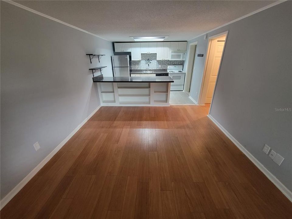For Sale: $140,000 (1 beds, 1 baths, 548 Square Feet)