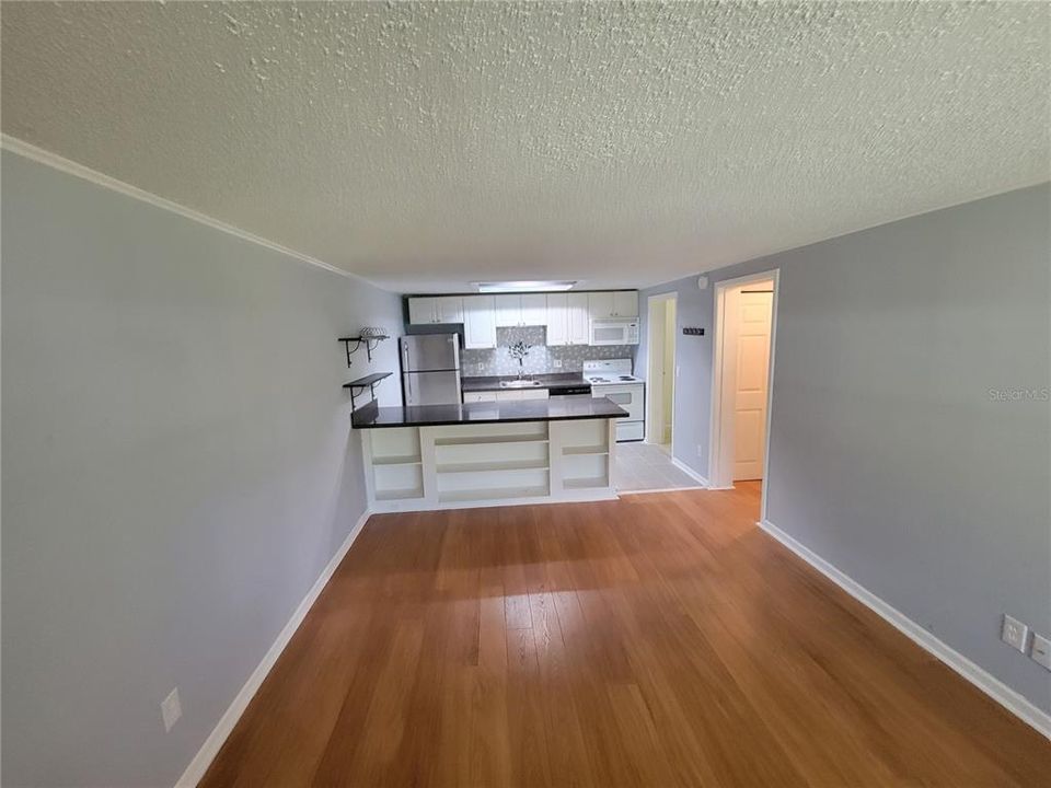 For Sale: $140,000 (1 beds, 1 baths, 548 Square Feet)