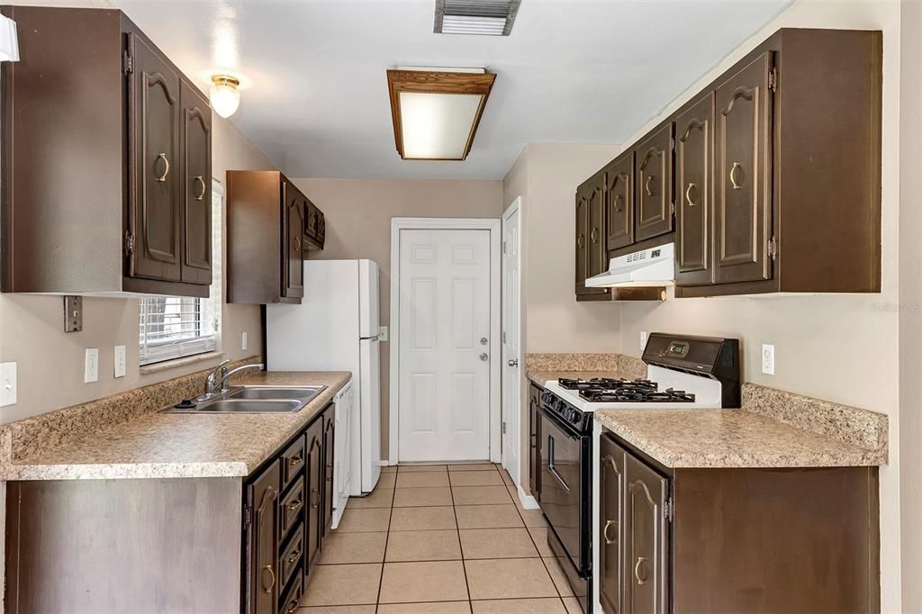 For Sale: $305,000 (3 beds, 1 baths, 1032 Square Feet)