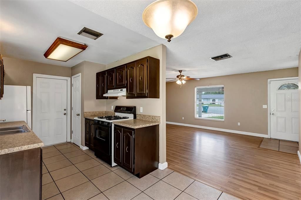 For Sale: $305,000 (3 beds, 1 baths, 1032 Square Feet)