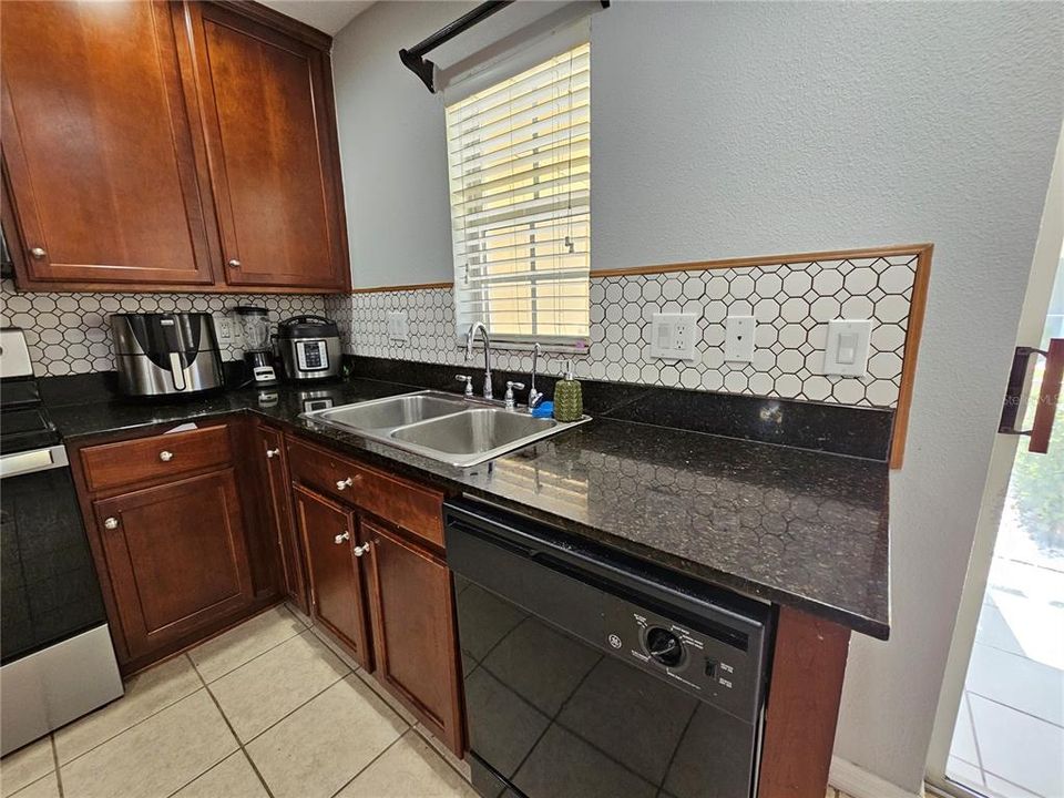 For Sale: $225,000 (2 beds, 2 baths, 1496 Square Feet)