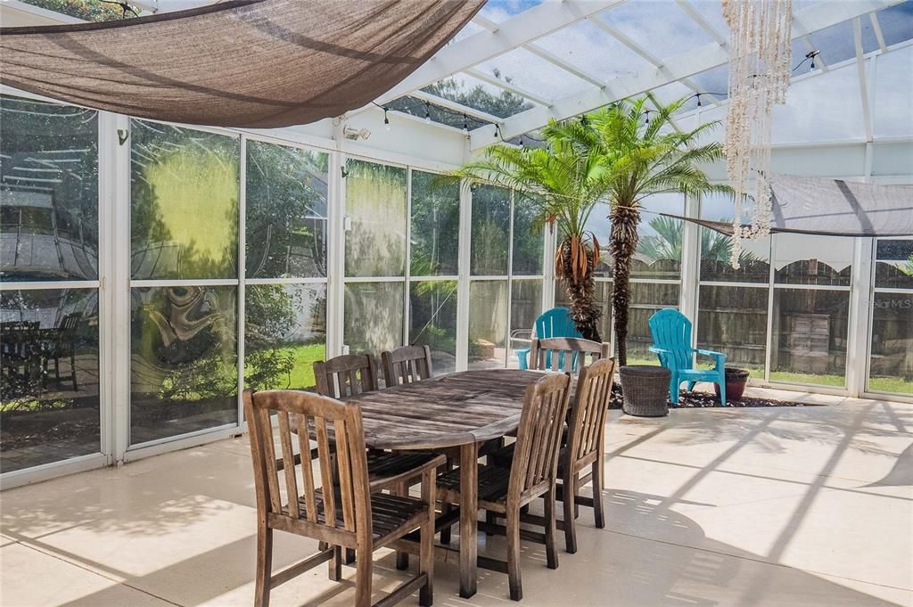 Eating area on oversized pool deck