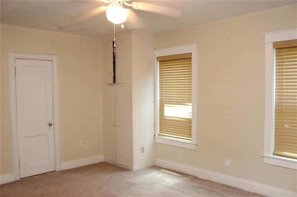 Recently Rented: $1,600 (2 beds, 1 baths, 1250 Square Feet)