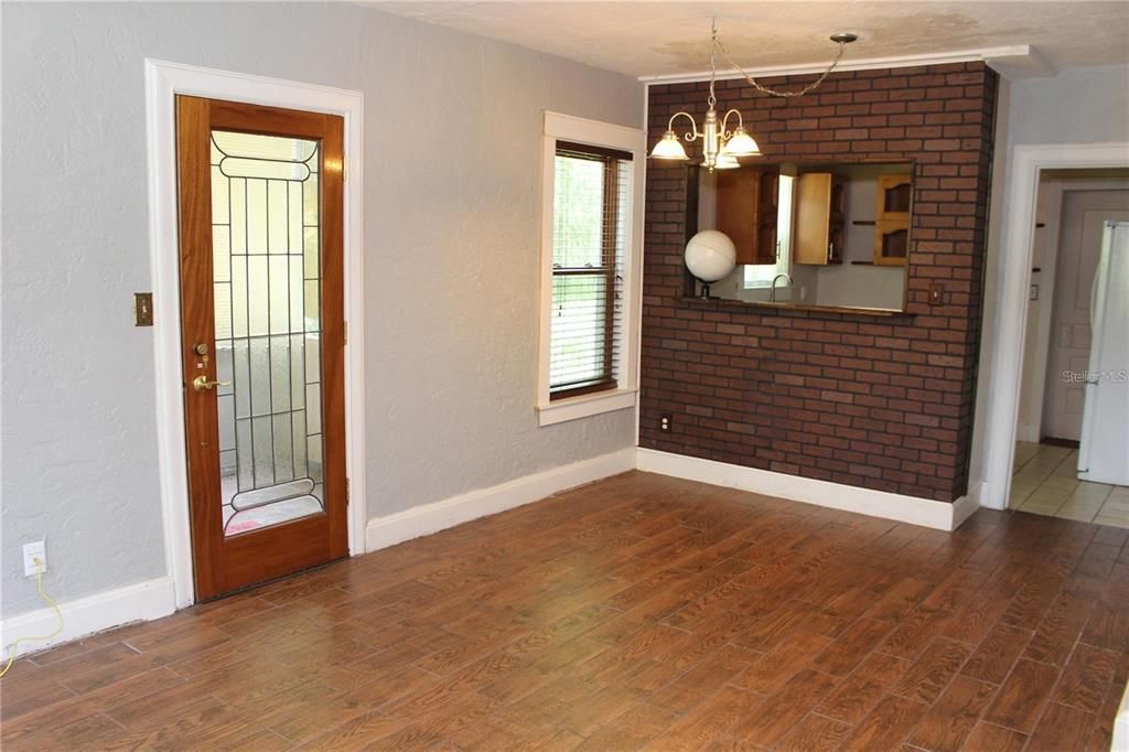 Recently Rented: $1,600 (2 beds, 1 baths, 1250 Square Feet)