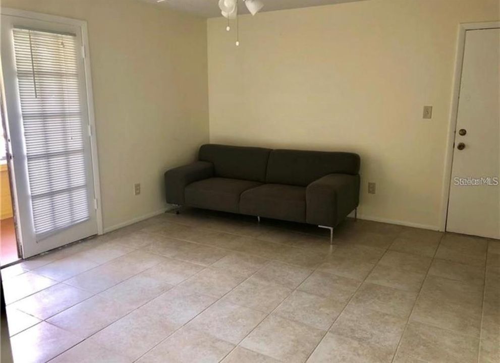 Active With Contract: $129,000 (1 beds, 1 baths, 700 Square Feet)