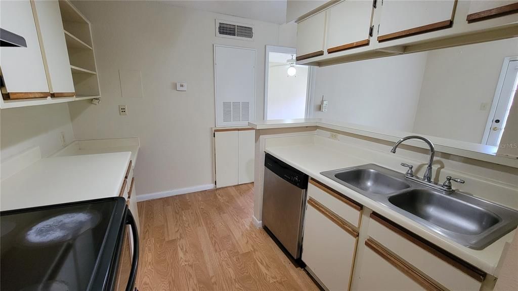 For Rent: $1,299 (1 beds, 1 baths, 580 Square Feet)