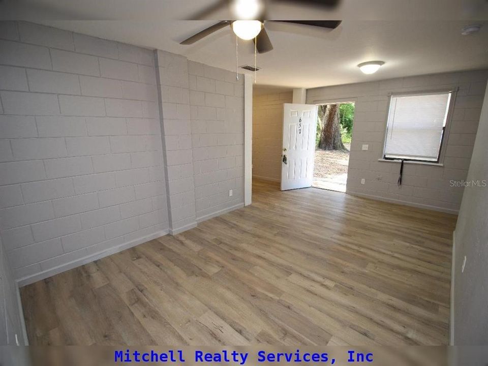 For Rent: $1,300 (3 beds, 1 baths, 1044 Square Feet)