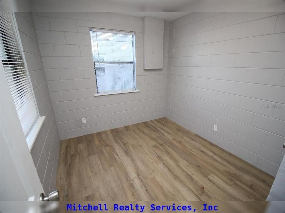 For Rent: $1,300 (3 beds, 1 baths, 1044 Square Feet)