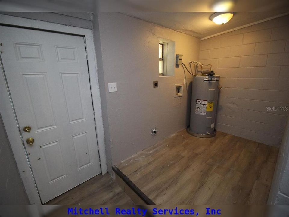 For Rent: $1,300 (3 beds, 1 baths, 1044 Square Feet)