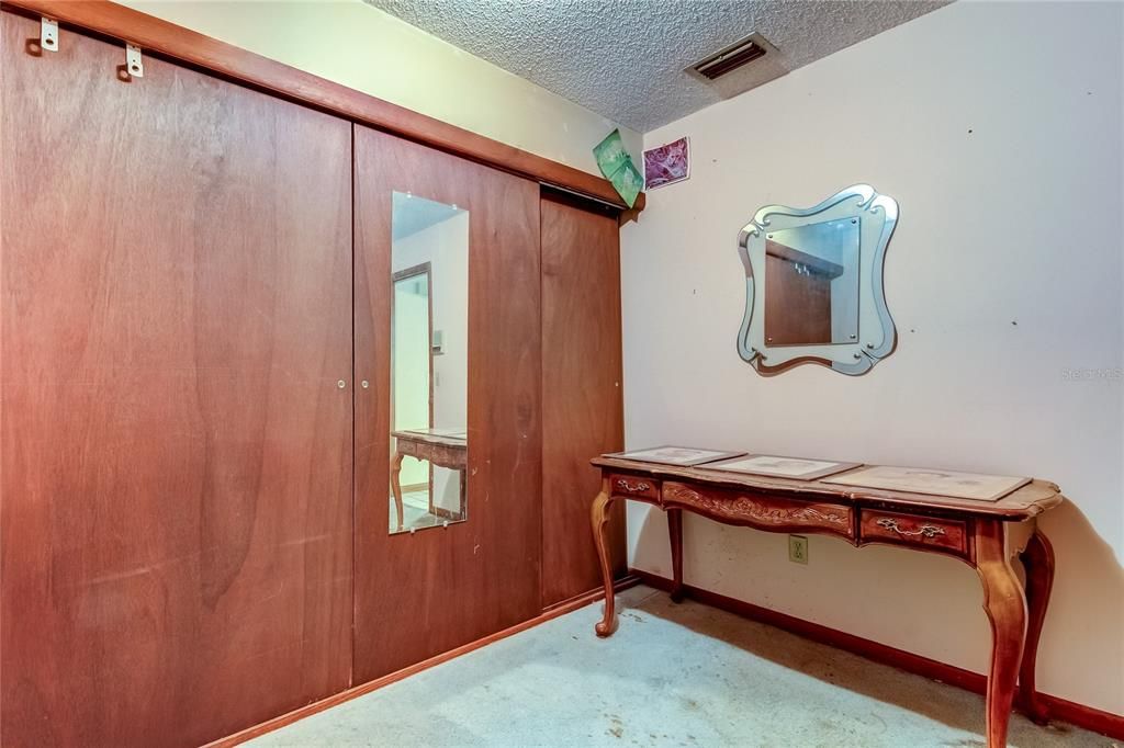 Activo con contrato: $425,000 (4 camas, 2 baños, 1887 Pies cuadrados)