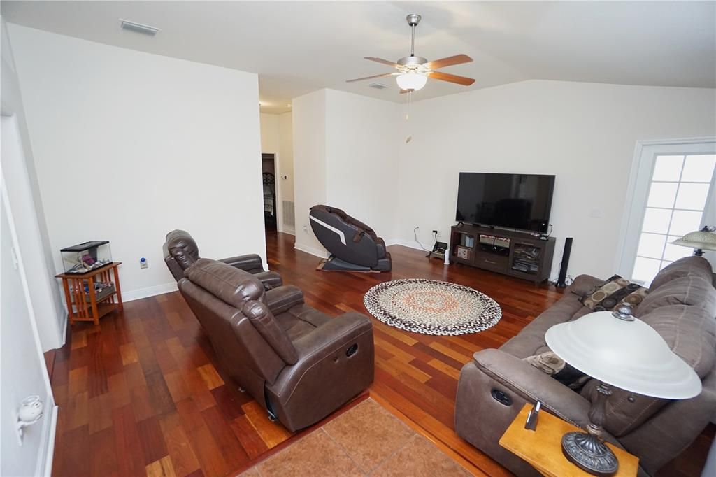 For Sale: $295,000 (3 beds, 2 baths, 1326 Square Feet)