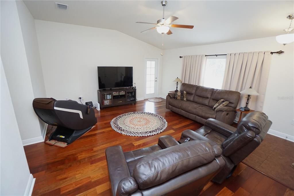 For Sale: $295,000 (3 beds, 2 baths, 1326 Square Feet)