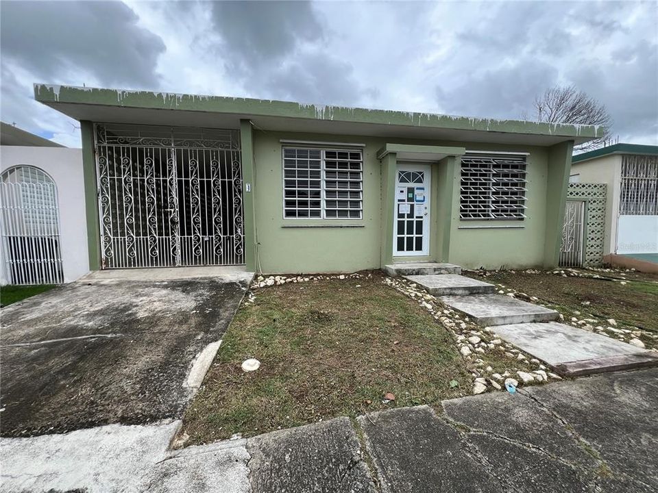 最近售出: $110,000 (3 贝兹, 1 浴室, 1050 平方英尺)