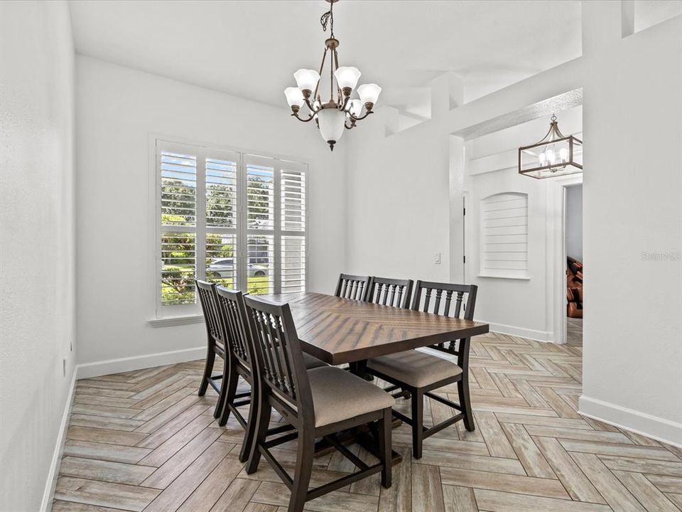 Spacious Livingroom with Custom Built Ins, Fireplace