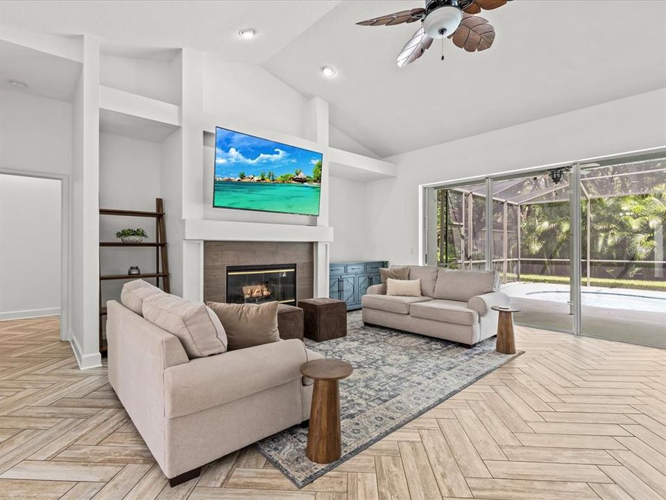 Spacious Livingroom with Custom Built Ins, Fireplace and Pool Views