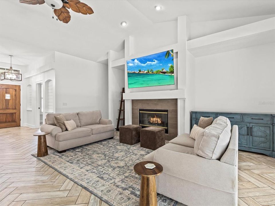 Spacious Livingroom with Custom Built Ins, Fireplace