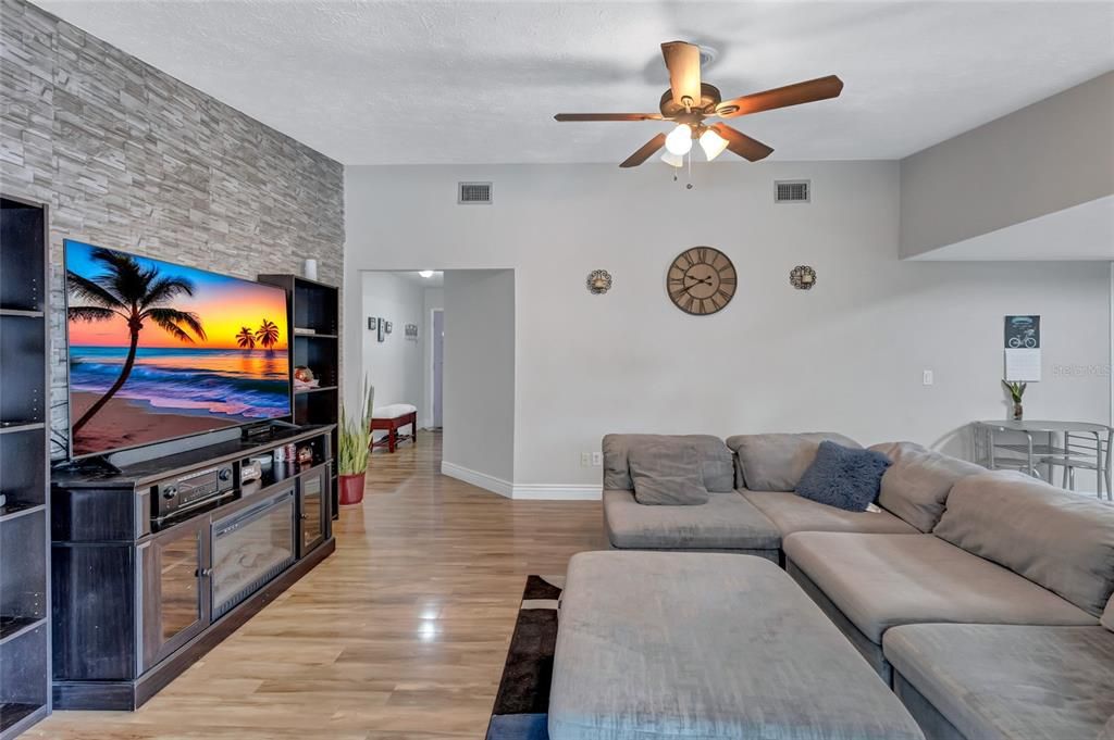 For Sale: $449,000 (4 beds, 2 baths, 1874 Square Feet)