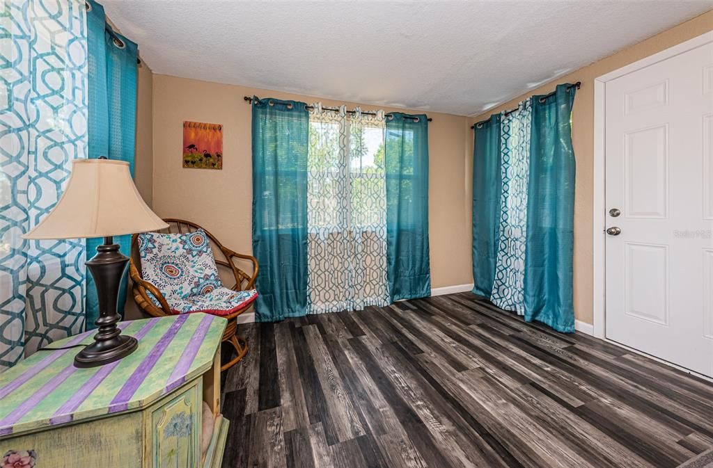 For Sale: $242,900 (2 beds, 1 baths, 888 Square Feet)