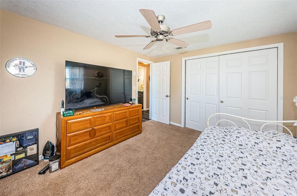 For Sale: $242,900 (2 beds, 1 baths, 888 Square Feet)