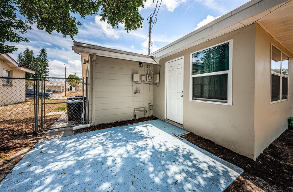 For Sale: $242,900 (2 beds, 1 baths, 888 Square Feet)