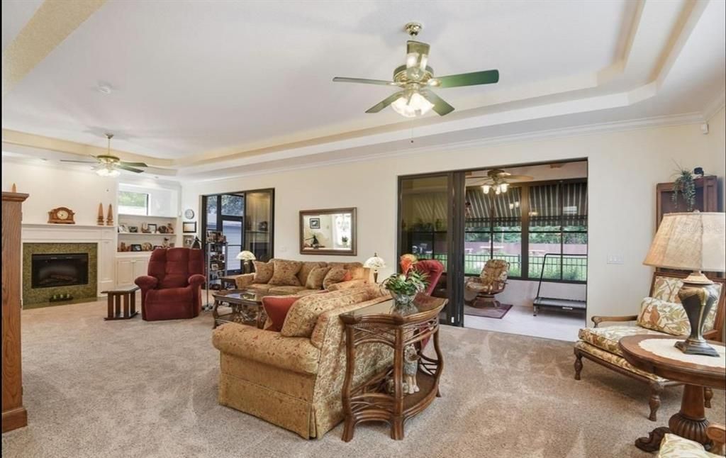 MAIN HOUSE - FOYER W/ELECTRIC CHANDELIER LIFT