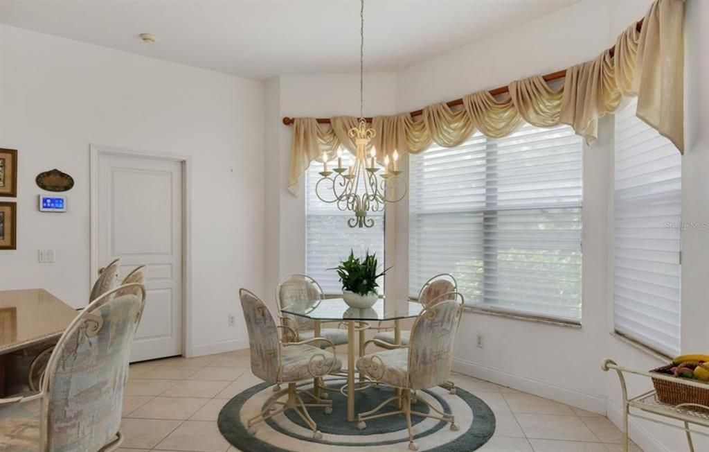 MAIN HOUSE - KITCHEN - BREAKFAST BAR, PANTRY & CASUAL DINING TABLE