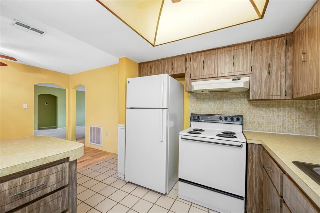 Active With Contract: $235,000 (2 beds, 2 baths, 1442 Square Feet)
