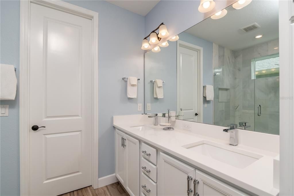 Double sinks in en-suite