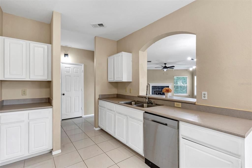 For Sale: $315,000 (3 beds, 2 baths, 1731 Square Feet)